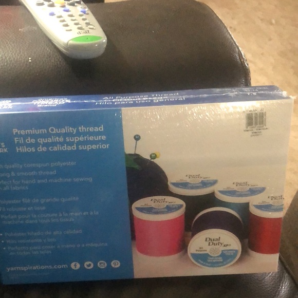 Coats and Clark gift box with 32 spools of thread - Picture 2 of 3